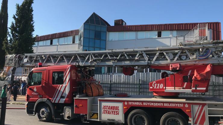 İstanbulda fabrika yangını: Çok sayıda işçi dumandan etkilendi