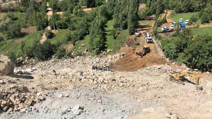 Artvinde uçuruma yuvarlanan kamyonun sürücüsü öldü