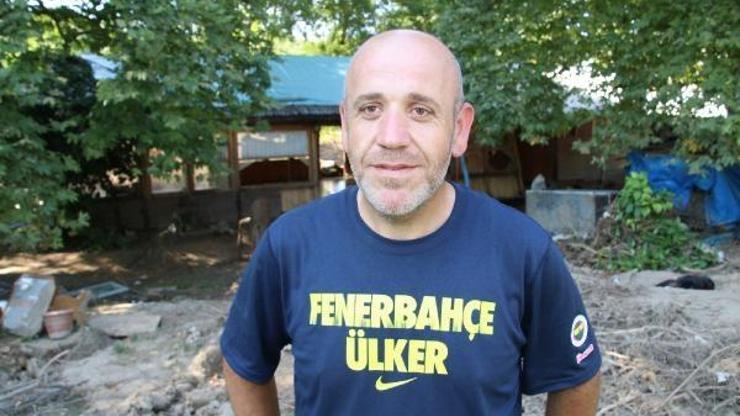 Selde karaya vuran balıkları kurtardı