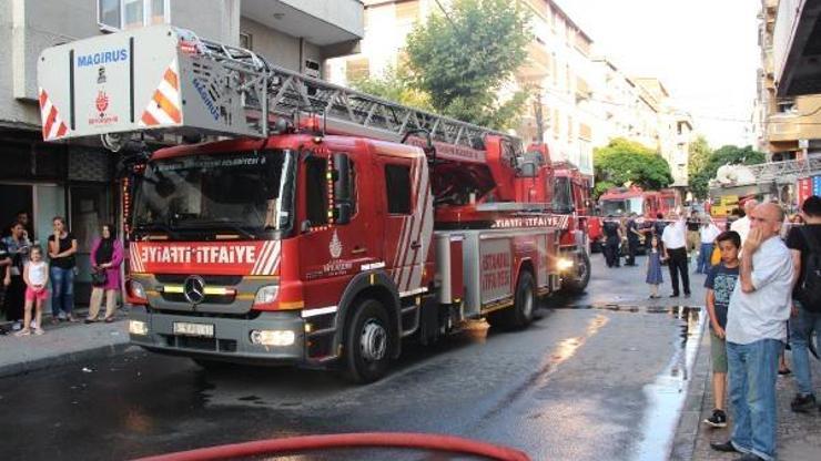 Gaziosmapaşada çatı yangını