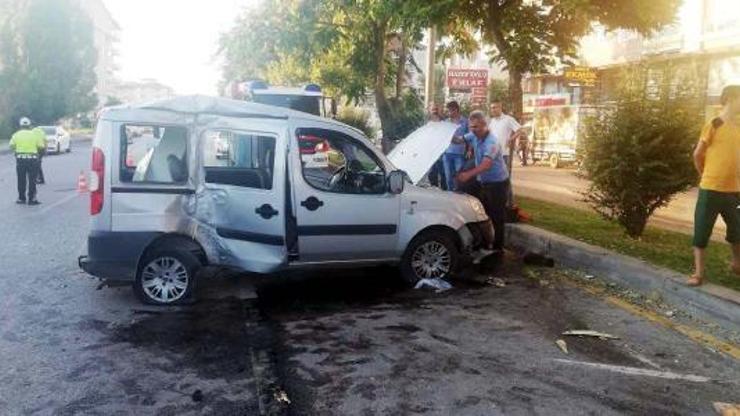 Çubukta hafif ticari araç ağaca çarptı: 5 yaralı