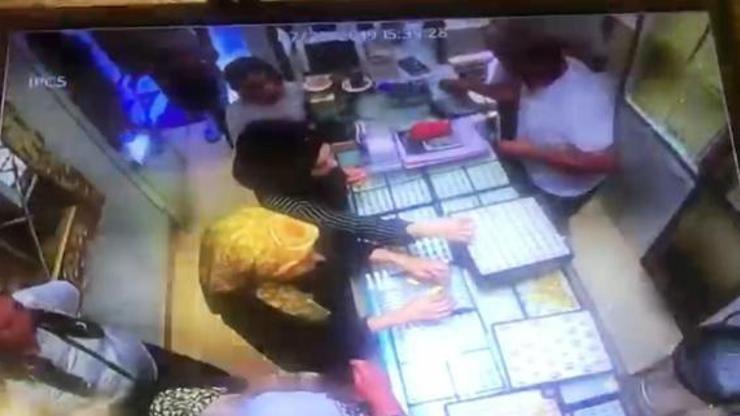 10 dakika arayla çaldıkları altın yüzükleri, komşu kuyumcuya sattılar