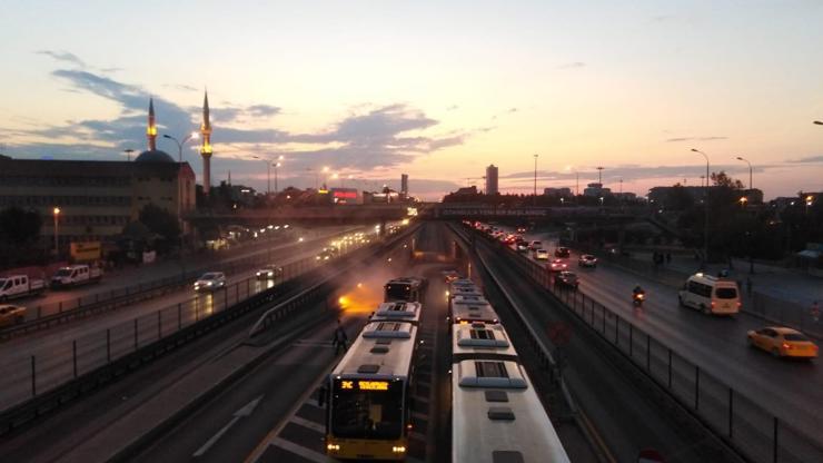 Avcılarda metrobüs aracında yangın