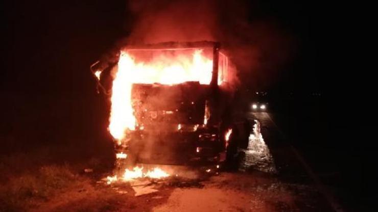 Ceyhan-Adana yolunda tır alev alarak yandı