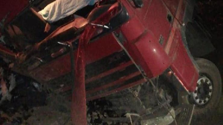 Şarampole devrilen kamyondaki 2 kişi yaralandı