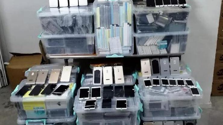 İzmirde, gümrük kaçağı cep telefonları ve aksesuarlar ele geçirildi