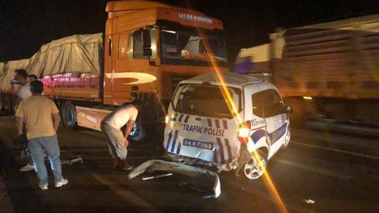 Meşrubat yüklü TIR, trafik polislerinin aracına çarptı: 1 polis yaralı