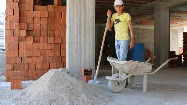 Şampiyon futbolcu, inşaatlarda çalışıp harçlığını çıkarıyor