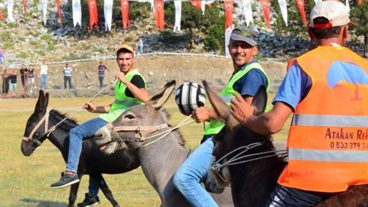 Eşek sırtında futbol maçı yaptılar