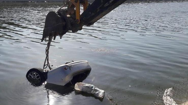Otomobil sulama kanalına uçtu; sürücü boğuldu