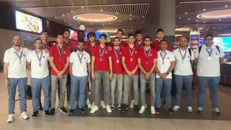 Avrupa 2ncisi milliler İstanbulda çiçeklerle karşılandı