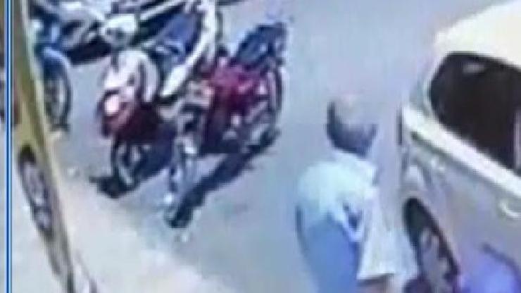 Kucağında çocuğuyla karşıya geçerken motosiklet çarptı