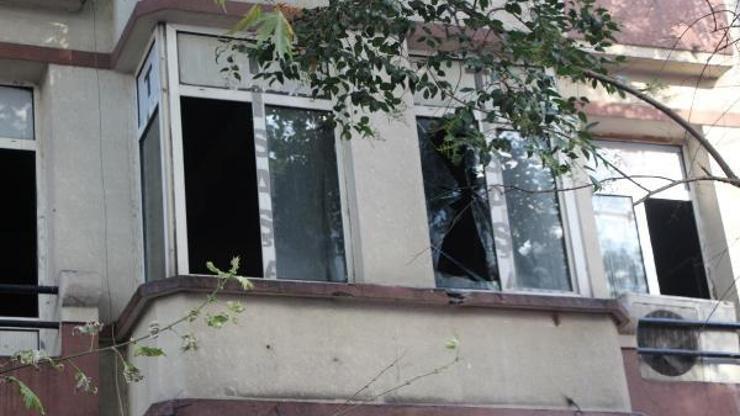 Beyoğlundaki yangında mahsur kalanları itfaiye kurtardı