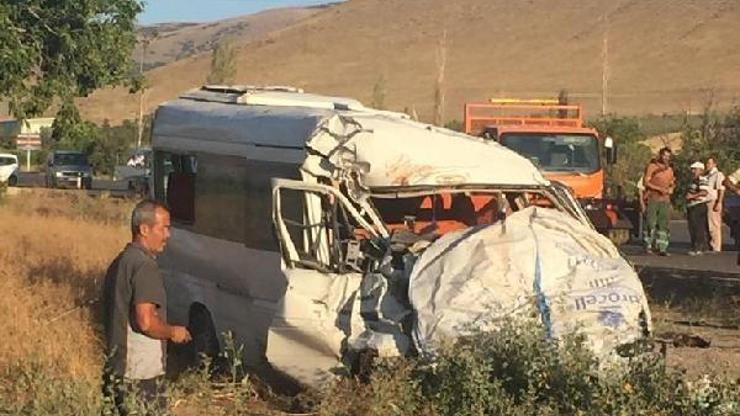 Tarım işçilerinin taşındığı minibüs ile kamyonet çarpıştı: 18 yaralı