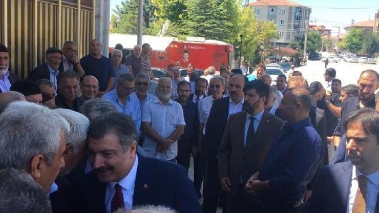 Bakan Koca, yengesinin cenazesine katıldı