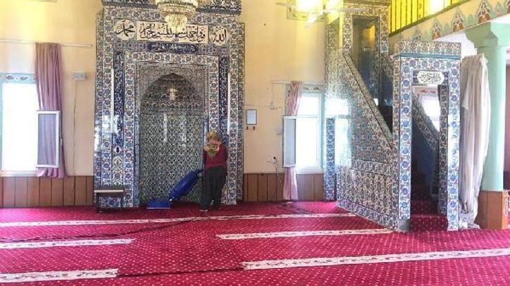 Ceyhanda ibadethanelerde ve mezarlıklarda bayram temizliği