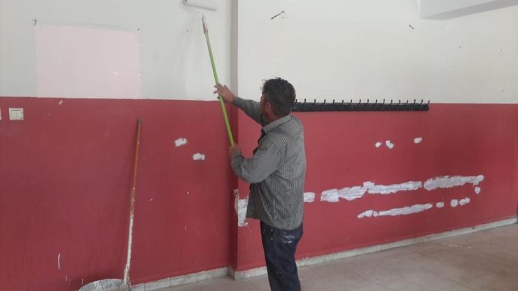 Cezasını okul boyayarak çekiyor