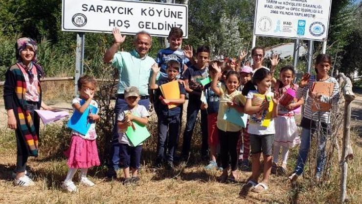 Eşekle köyleri gezerek çocuklara kitap dağıttı