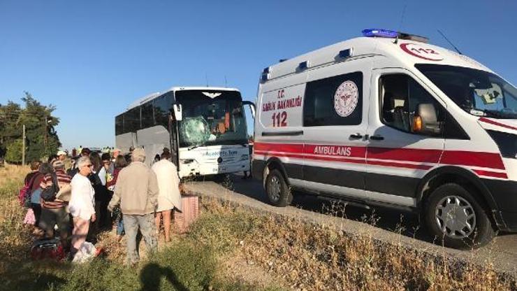 Tur otobüsü bariyerlere çarptı: 5 yaralı