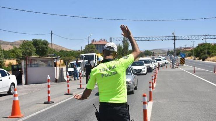Vali ile emniyet müdürü, trafik denetimine katıldı