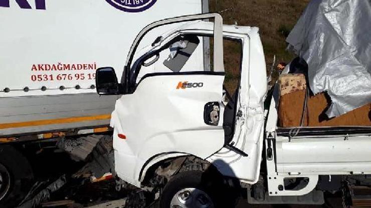 Kamyonet emniyet şeridindeki TIRa çarptı: 2 ölü, 1 yaralı