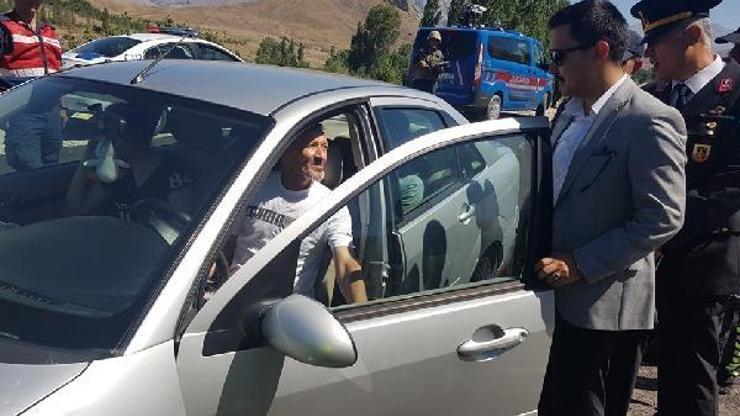 Kaymakam Demirtaştan sürücülere bayram şekeri