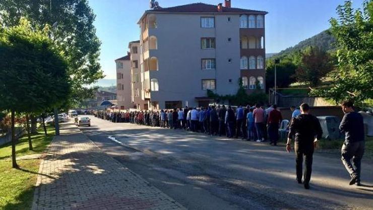 Mahallede 1 kilometrelik bayramlaşma kuyruğu