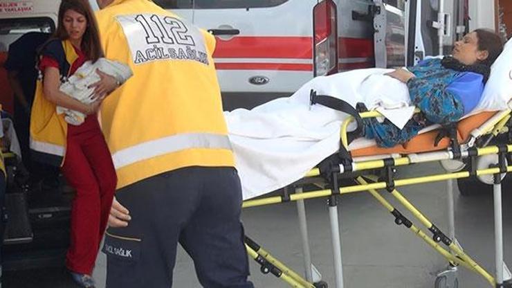 Ebe, ambulansta doğan bebeği bir an olsun bırakmadı