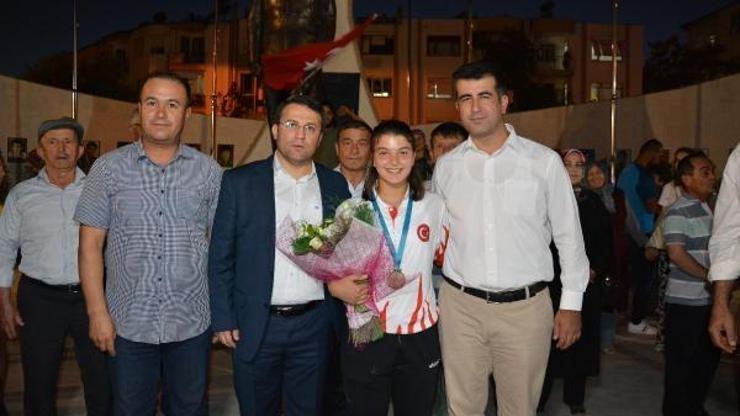 Dünya şampiyonu Zeynepe coşkulu karşılama