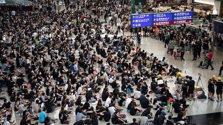 Hong Kongda protestocular ile polis arasında çatışma