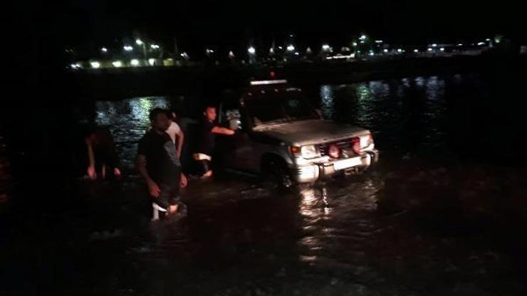 Nehir yükselince mahsur kaldılar
