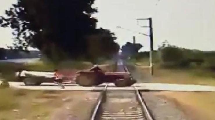 Yük treni ile traktörün çarpışması kamerada