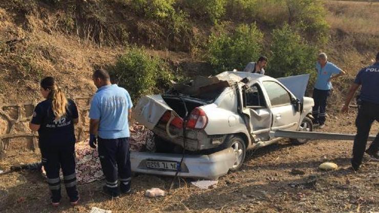 Bariyerlere ve istinat duvarına çarpan otomobil devrildi; sürücü ile eşi öldü
