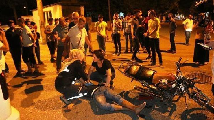 Hafif ticari araçla çarpışan motosikletli yaralandı