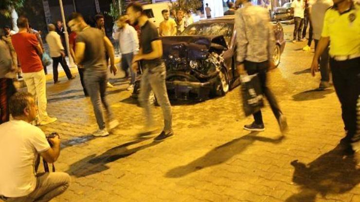 Otomobil, minibüse ve park halindeki araca çarptı: 5 yaralı