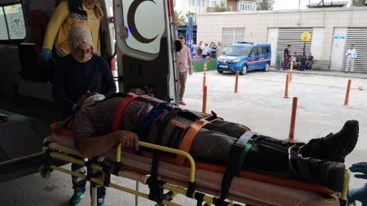 Çöp kamyonu tarlaya girdi: 2 yaralı