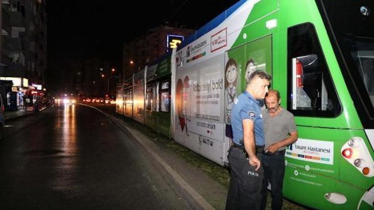 Tramvayın çarptığı yaya yaralandı