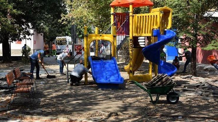 Parklarda bakım çalışmaları sürüyor