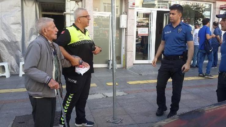 Yaşlı adamın maaşı ve bayram ikramiyesini dolandırmışlar