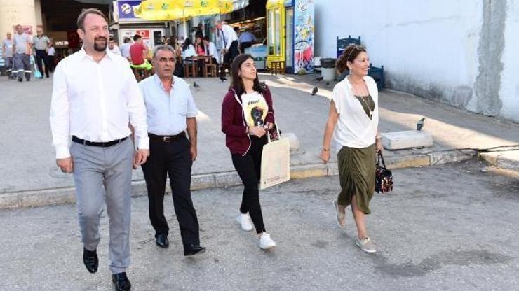 Başkan Gümrükçü otogarda üniversite öğrencilerini karşıladı