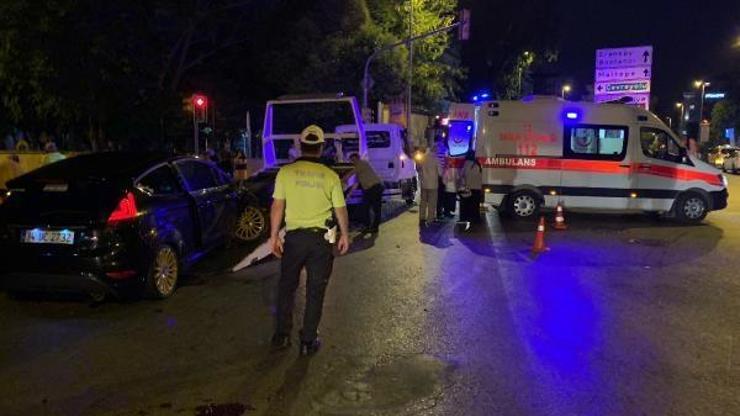 Kadıköyde iki otomobil çarpıştı, 3 kişi yaralandı