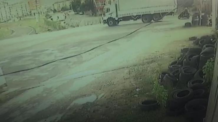 Sultanbeylide kamyonunun motosikletteki iki kişiyi ezme anı kamerada