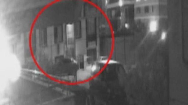 Esenyurtta pencereden giren hırsız kamerada