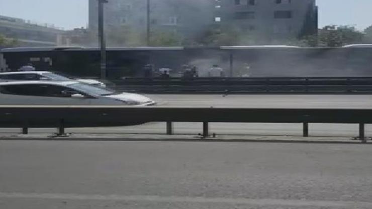 Avcılarda metrobüs yangını