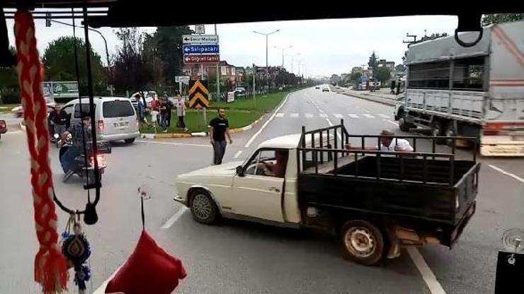 Arızalı kamyonetin motosikletle çekilmesi şaşırttı