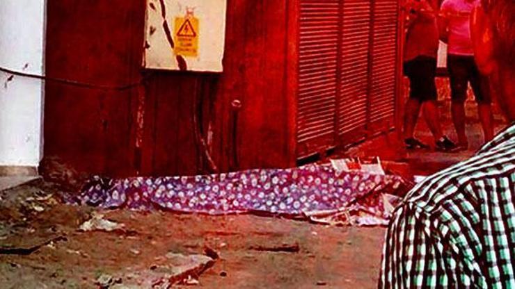 Eski hükümlü sokak ortasında akrabasını satırla öldürdü