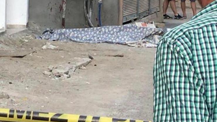 Eski hükümlü sokak ortasında akrabasını satırla öldürdü