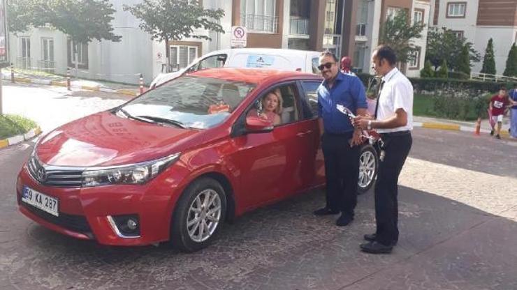Kadına şiddete karşı kadınlara gül dağıttılar