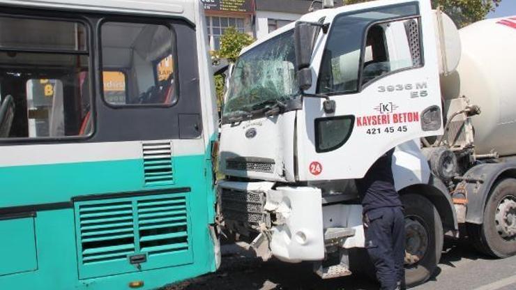 Beton mikseri, halk otobüsüne çarptı: 9 yaralı