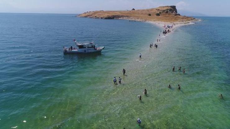Van Gölündeki Çarpanak Adasına antik yoldan su altı yürüyüşü